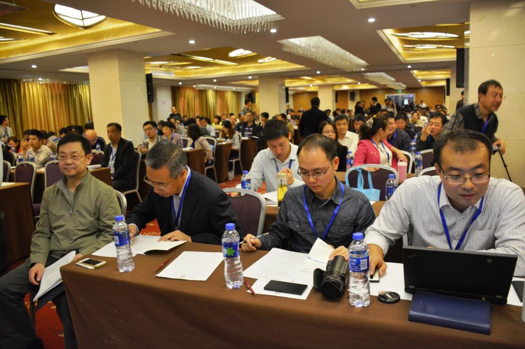 主会场(前排左一:李平处长;左二:武晓峰处长;右二:阳耀月(中心教师);右一:陈晓(中心教师))
